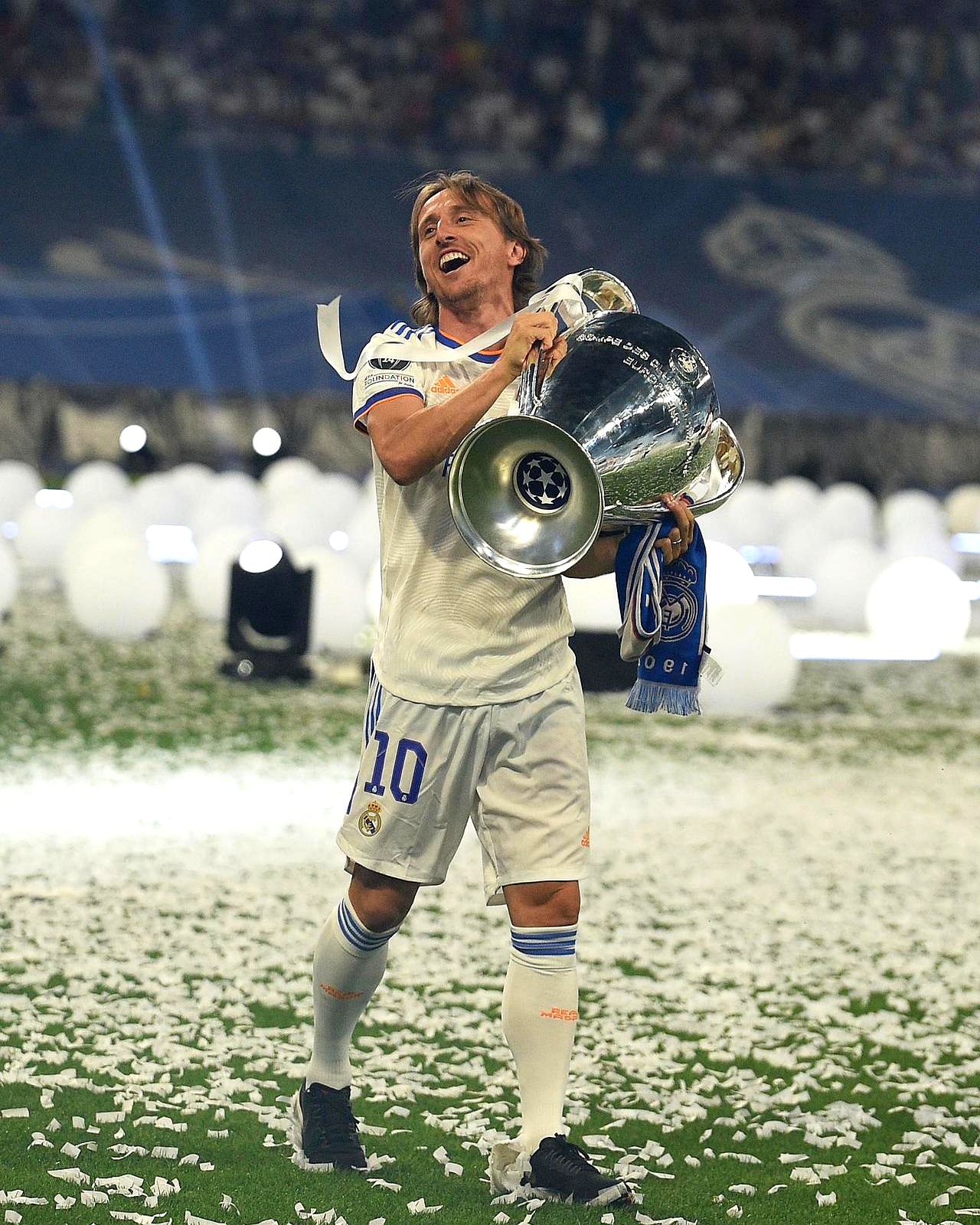 关于皇家马德里迎欧联关键赛；今夜官宣签约；压力陡增；更衣室氛围转暖的信息